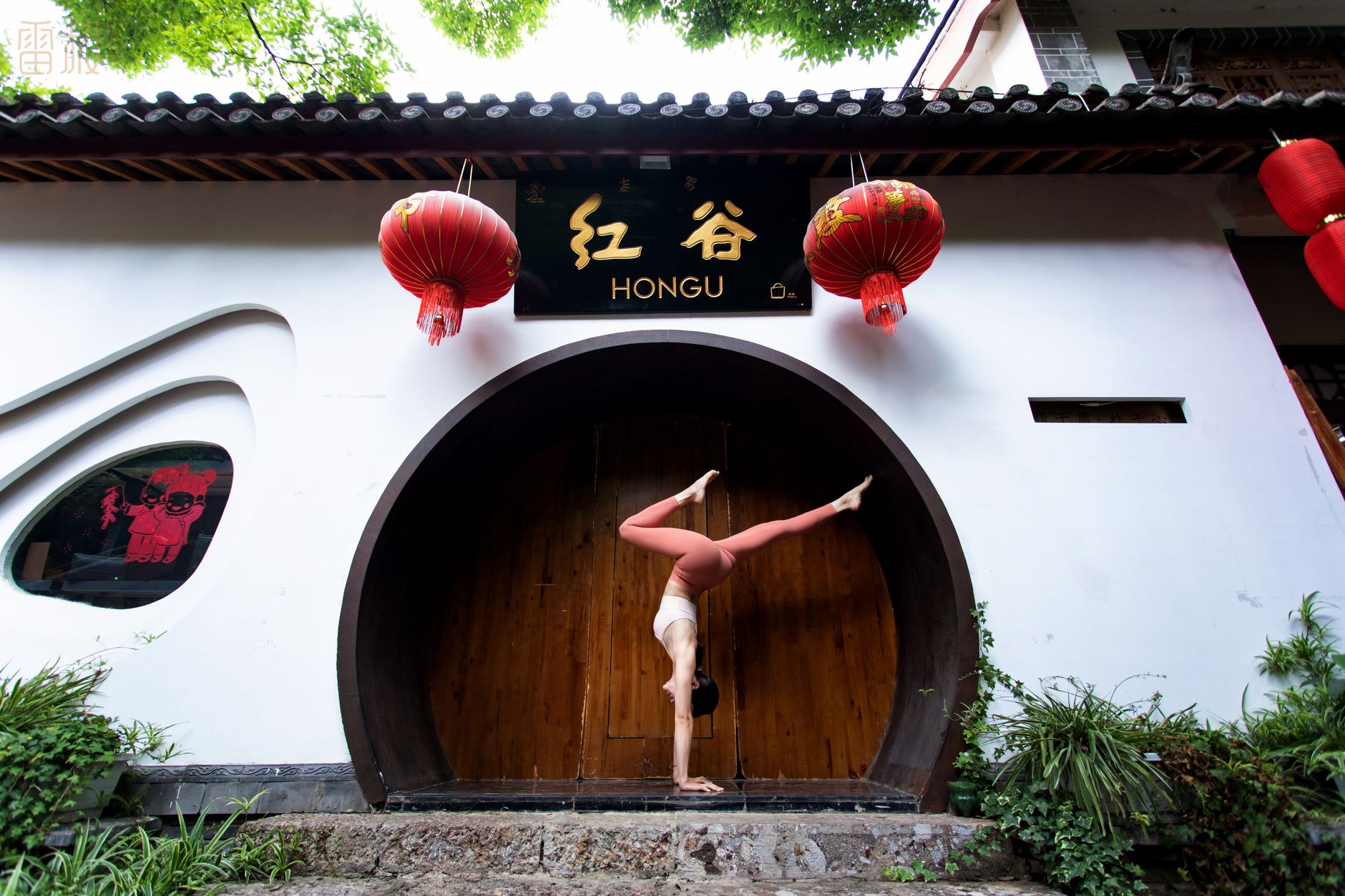 八段錦是流傳千年的中醫養生氣功，全套僅 8 個動作，簡單易學且效果顯著。本文完整介紹八段錦的由來、八大招式分解教學、正確呼吸要領與練習注意事項，並提供每日練習建議與常見錯誤提醒，適合零基礎初學者在家跟著練，養氣健身、疏通經絡、改善睡眠與體力。