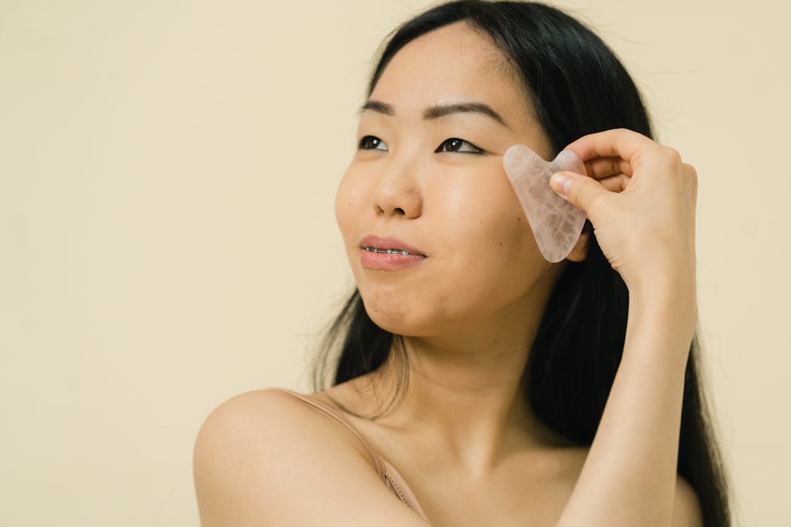 Learn 3 gentle facial gua sha techniques to release jaw tightness and soften forehead tension. A simple, soothing practice for your evening wind-down.