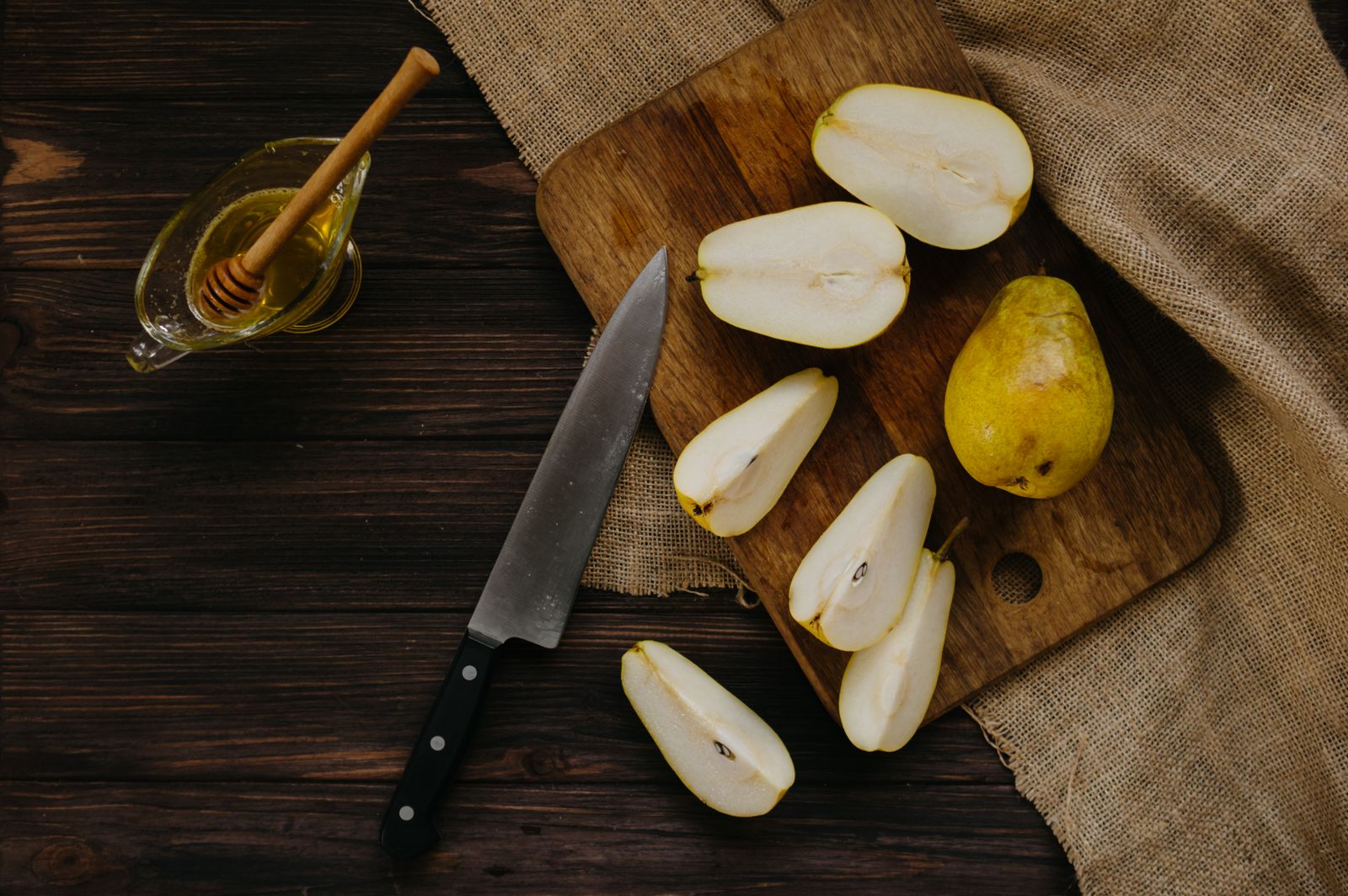 TCM for Cough & Sore Throat: Autumn Dryness Remedies, Herbal Teas & Acupressure Points