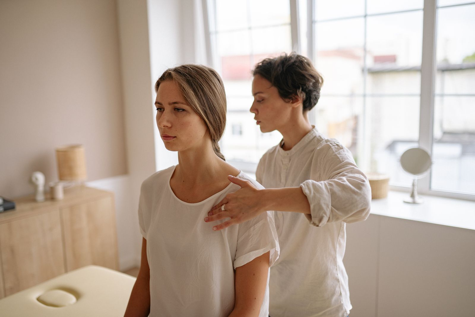 TCM for Frozen Shoulder (Adhesive Capsulitis): Wind-Cold-Damp Bi Syndrome, Acupressure Points, Warming Therapies, and Gentle Mobility Work (2026 Guide)