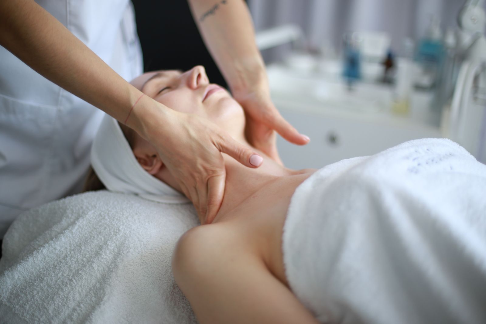 TCM for Neck & Shoulder Tension: Acupressure Points, Cupping, and Daily Habits for Desk Workers