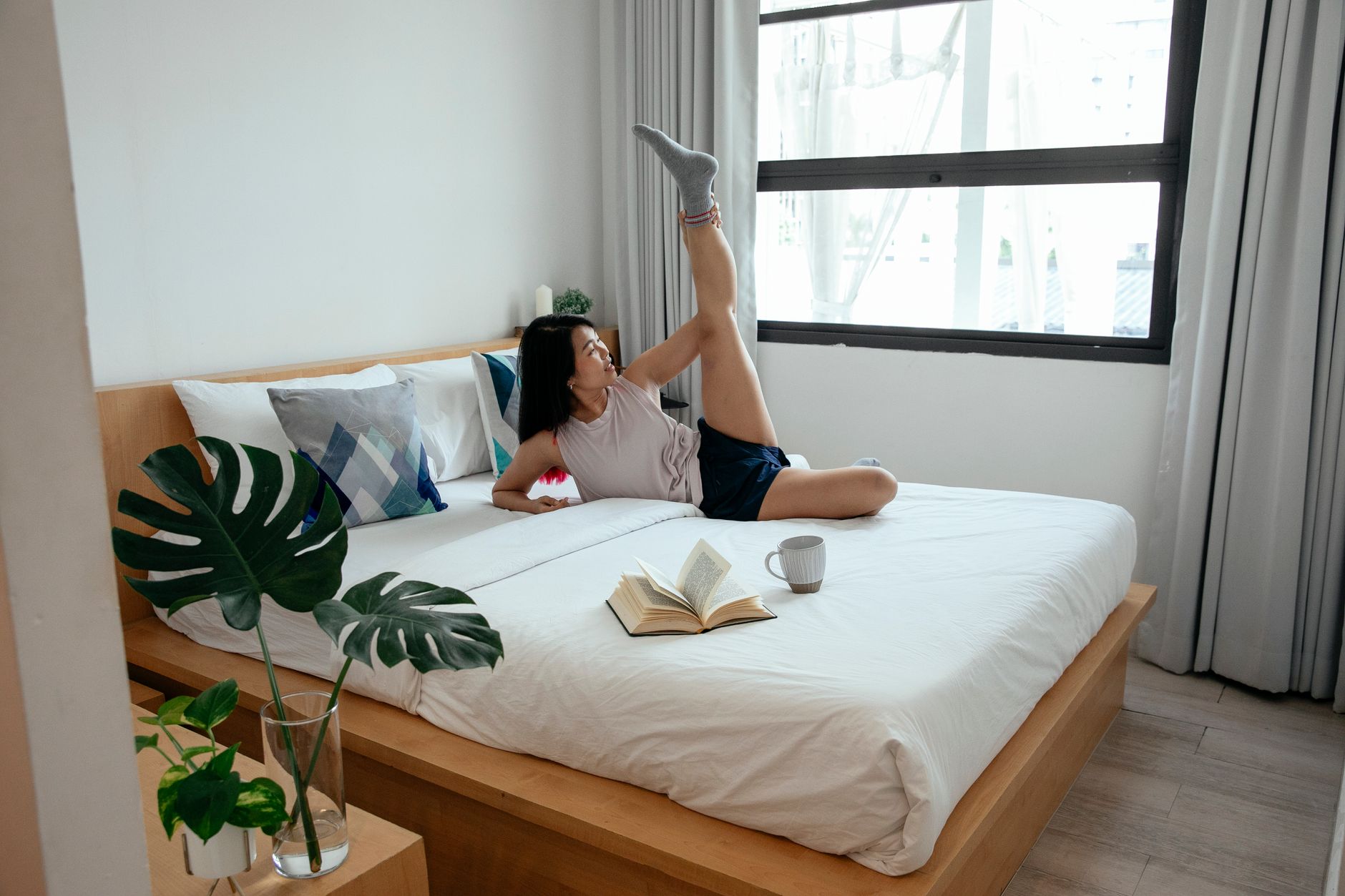 TCM for Night Leg Cramps and Restless Legs: Liver Blood Deficiency, Cold-Damp, and Mineral Balance — Food Therapy, Acupressure, Herbal Foot Soaks, and When to See a Doctor (2026 Guide)