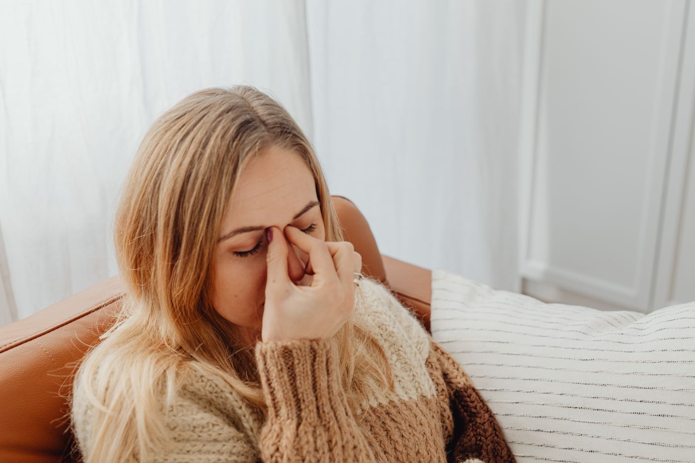 TCM for Sinus Pressure and Chronic Sinusitis: Wind-Heat, Phlegm-Damp, and Lung-Spleen Deficiency — Food Therapy, Acupressure, and When to See a Doctor (2026 Guide)